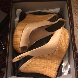 Gucci Nude Patent Leather and Straw Wedges
